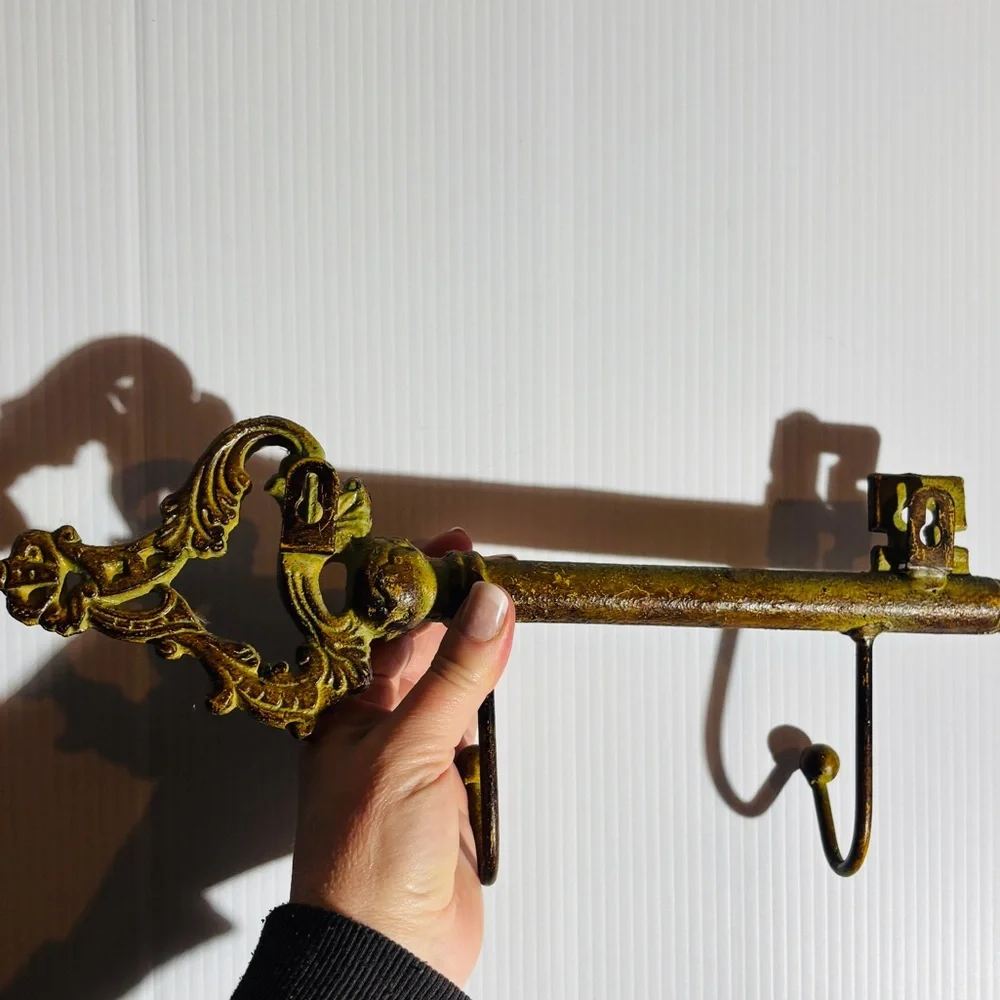 Vintage skeleton key cast iron wall holder